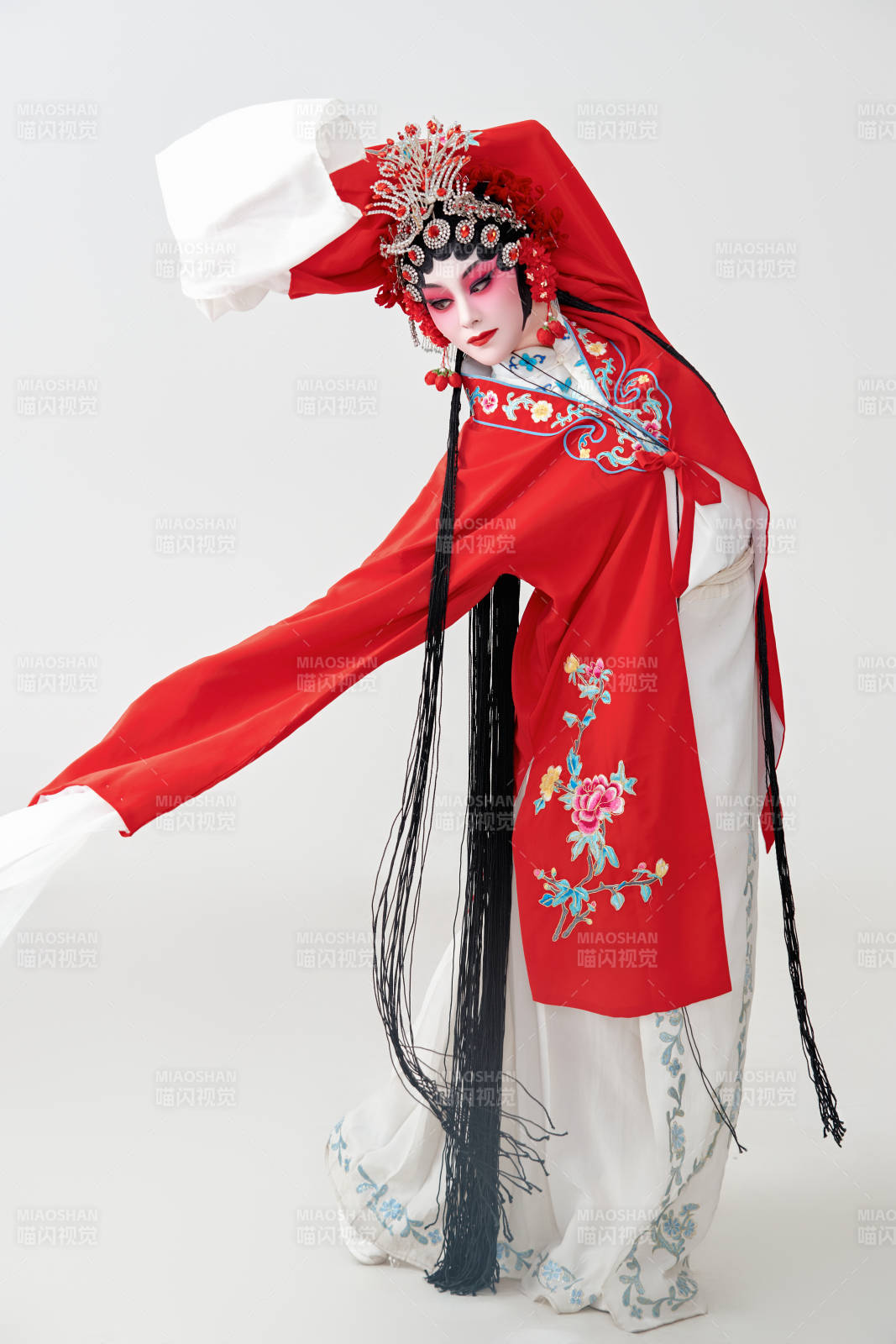 表演中国国粹京剧动作的红衣花旦女性演员图片