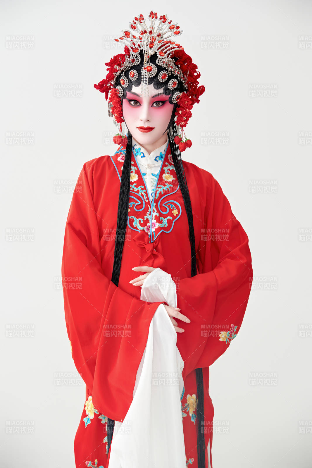 表演中国国粹京剧动作的红衣花旦女性演员图片