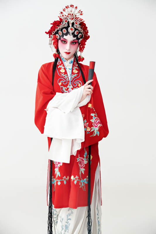 表演中国国粹京剧动作的红衣花旦女性演员图片