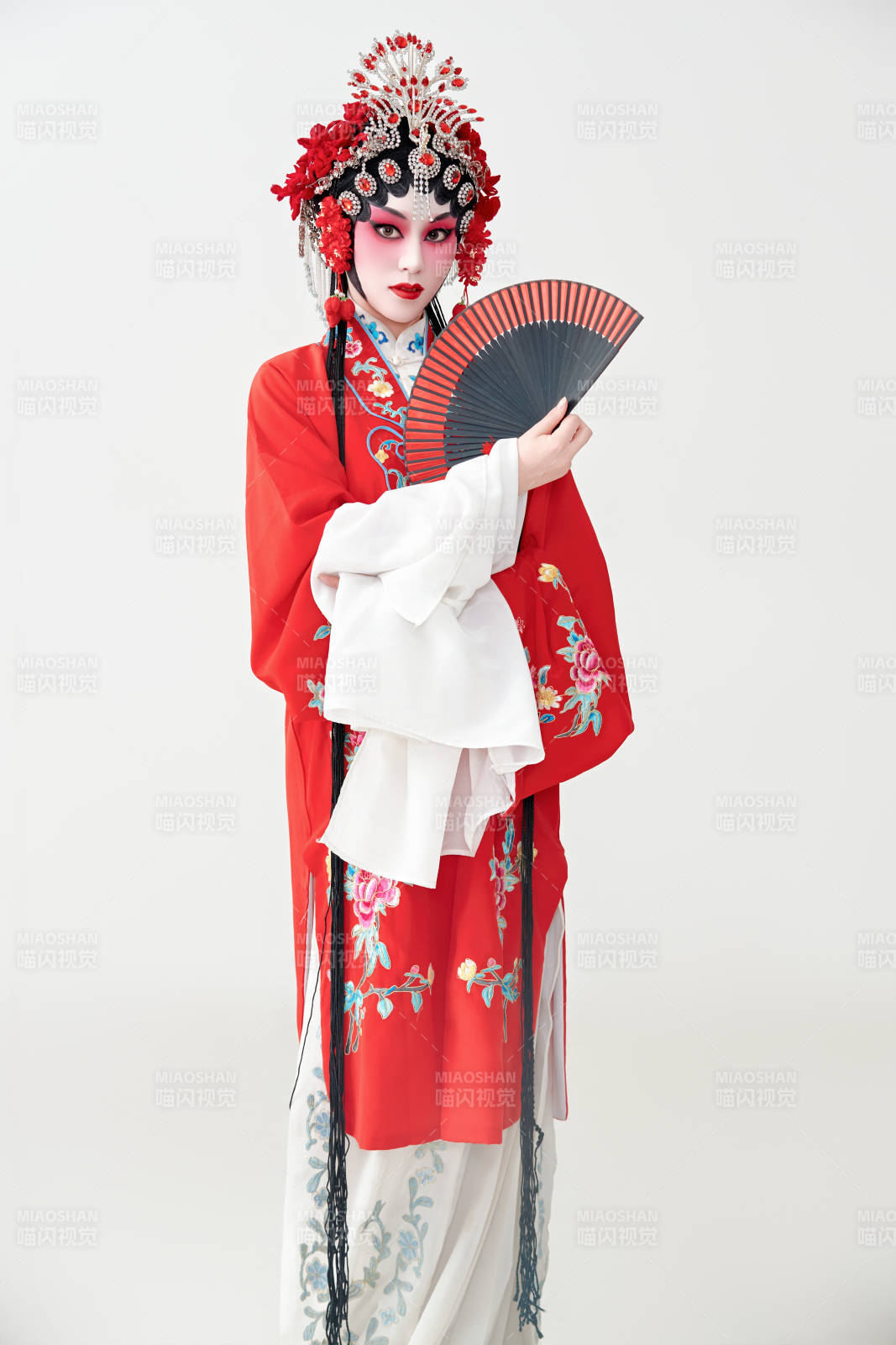 表演中国国粹京剧动作的红衣花旦女性演员图片