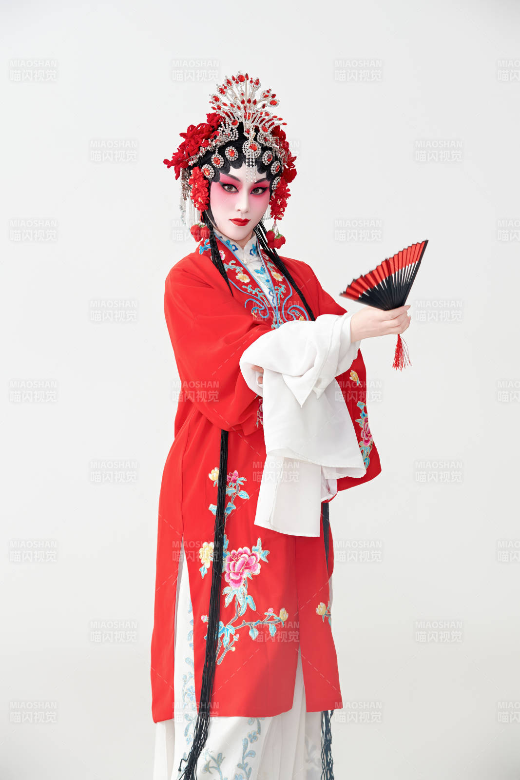 表演中国国粹京剧动作的红衣花旦女性演员图片