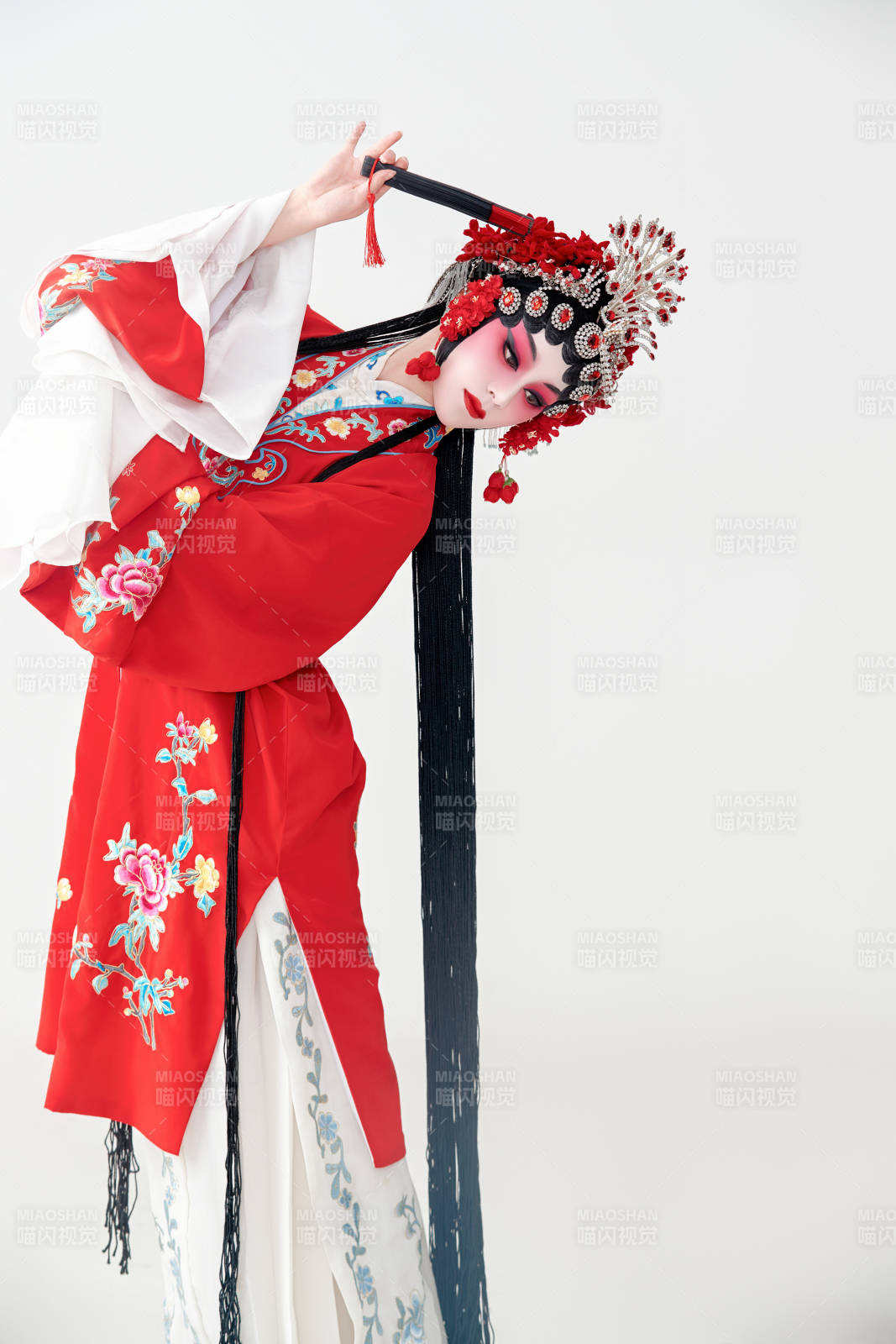 表演中国国粹京剧动作的红衣花旦女性演员图片