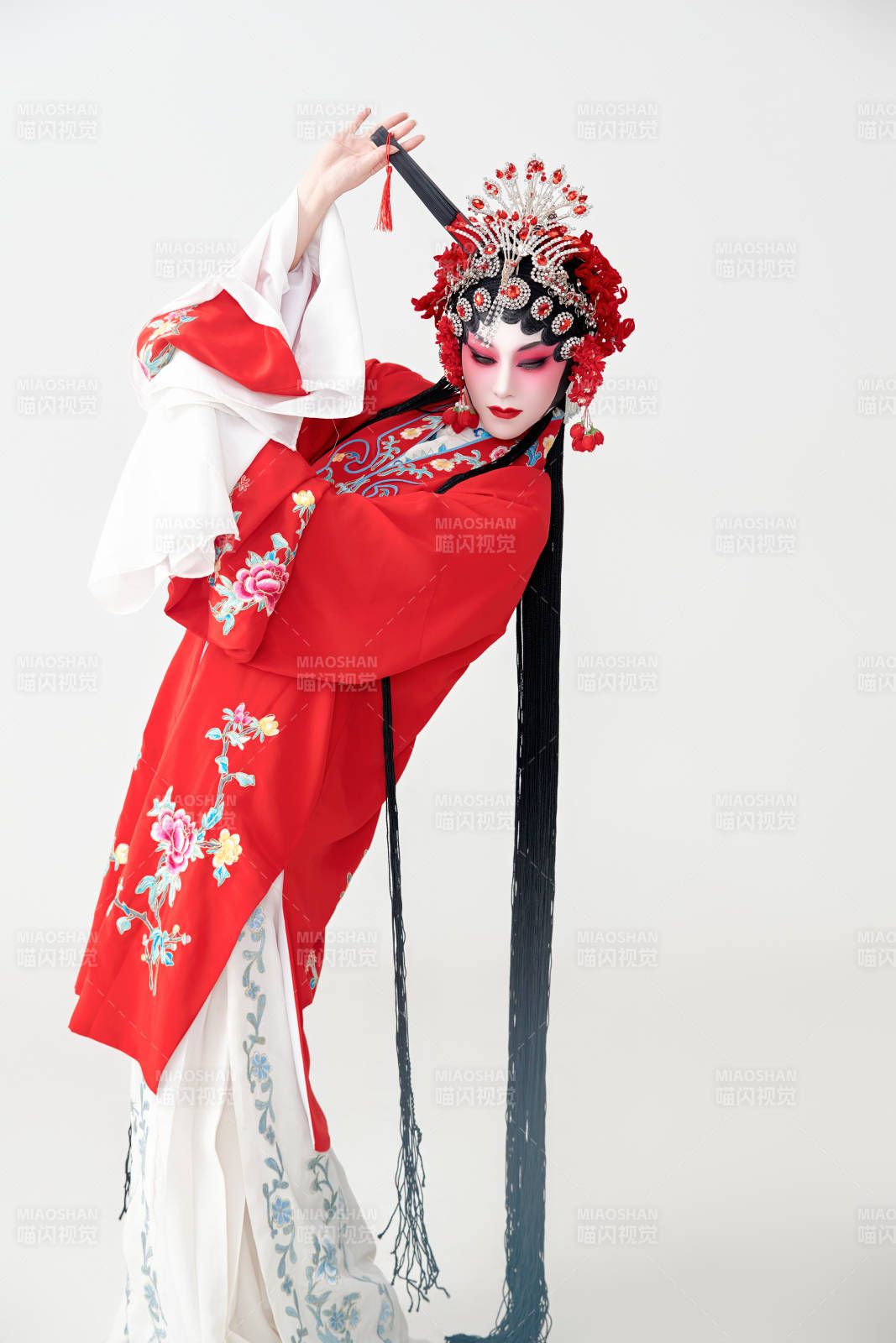 表演中国国粹京剧动作的红衣花旦女性演员图片