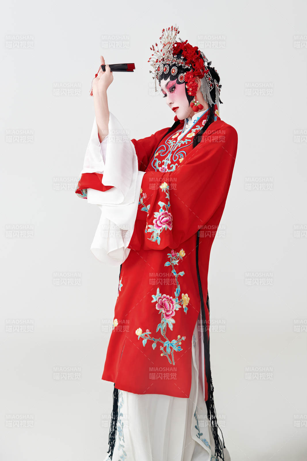 表演中国国粹京剧动作的红衣花旦女性演员图片