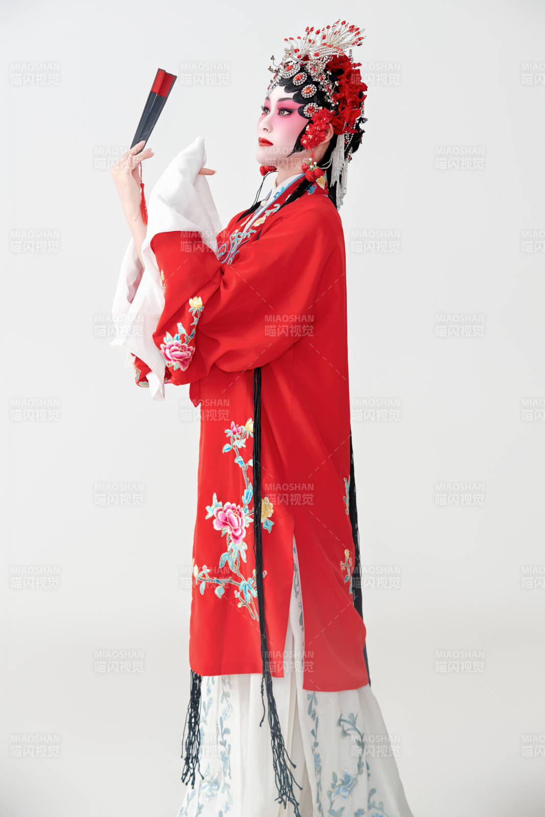 表演中国国粹京剧动作的红衣花旦女性演员图片