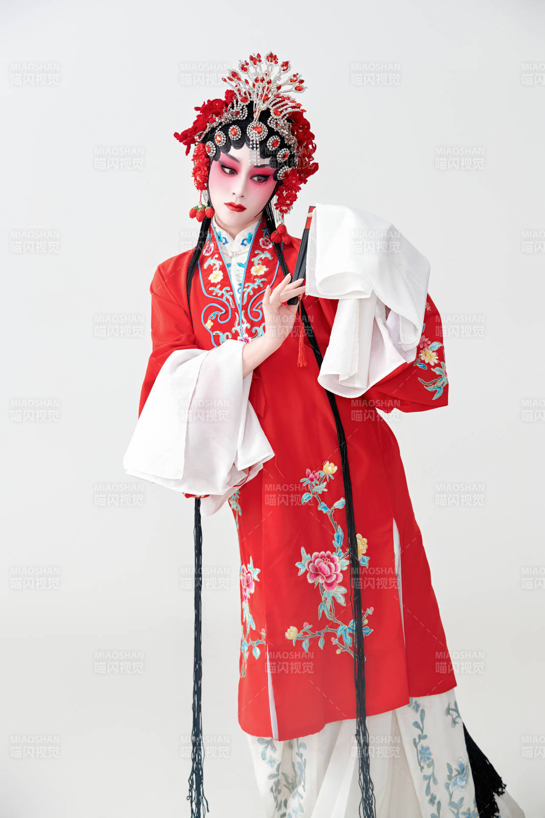 表演中国国粹京剧动作的红衣花旦女性演员图片