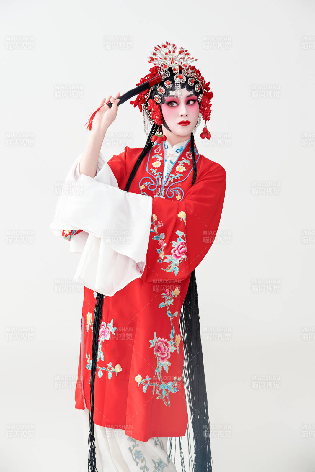 表演中国国粹京剧动作的红衣花旦女性演员图片