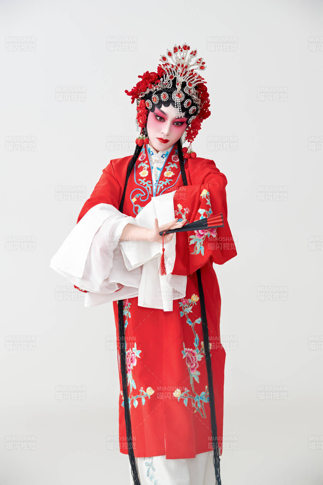 表演中国国粹京剧动作的红衣花旦女性演员图片