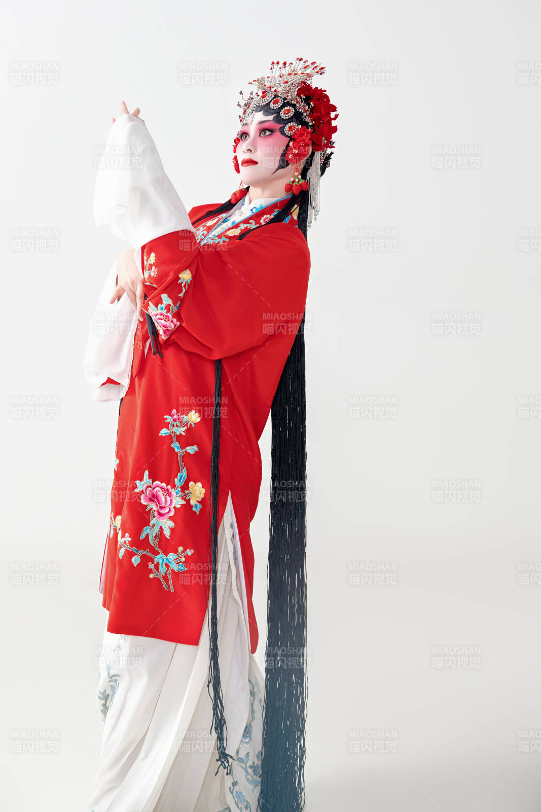 表演中国国粹京剧动作的红衣花旦女性演员图片