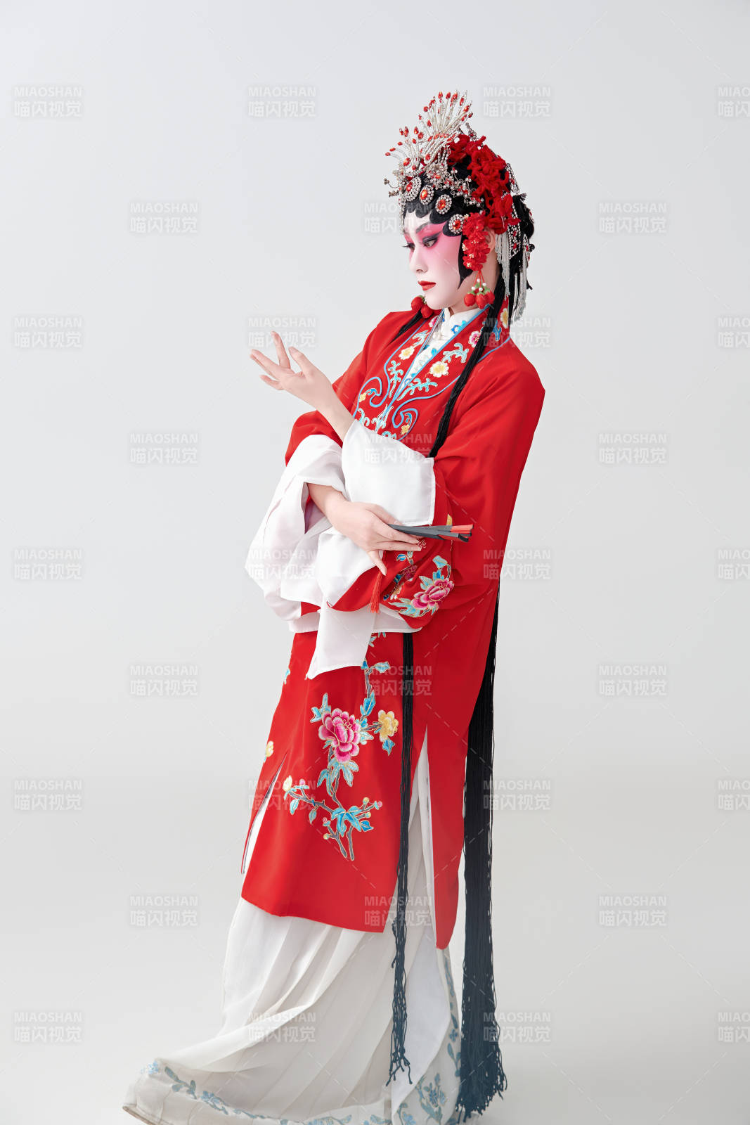 表演中国国粹京剧动作的红衣花旦女性演员图片