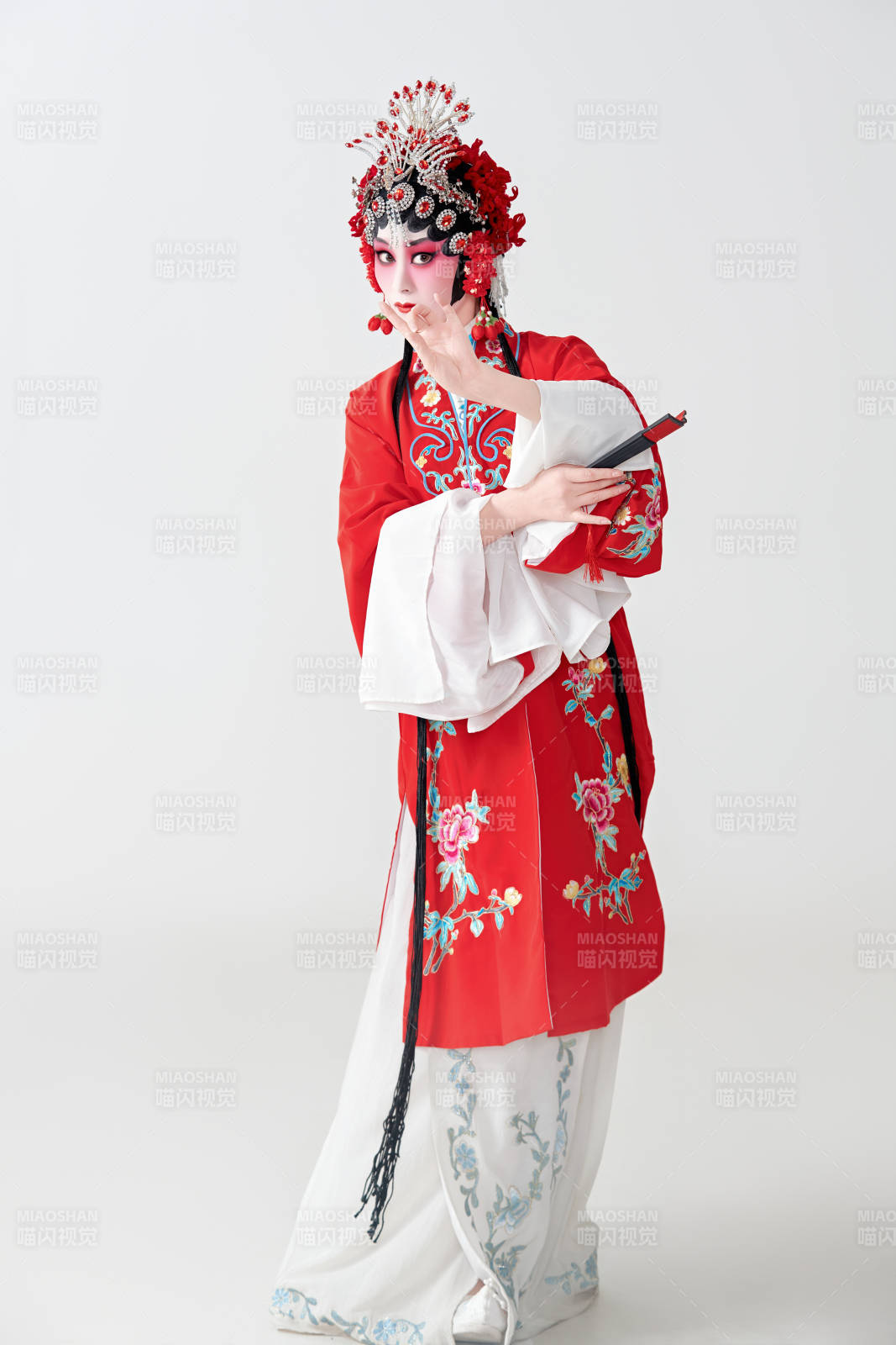 表演中国国粹京剧动作的红衣花旦女性演员图片