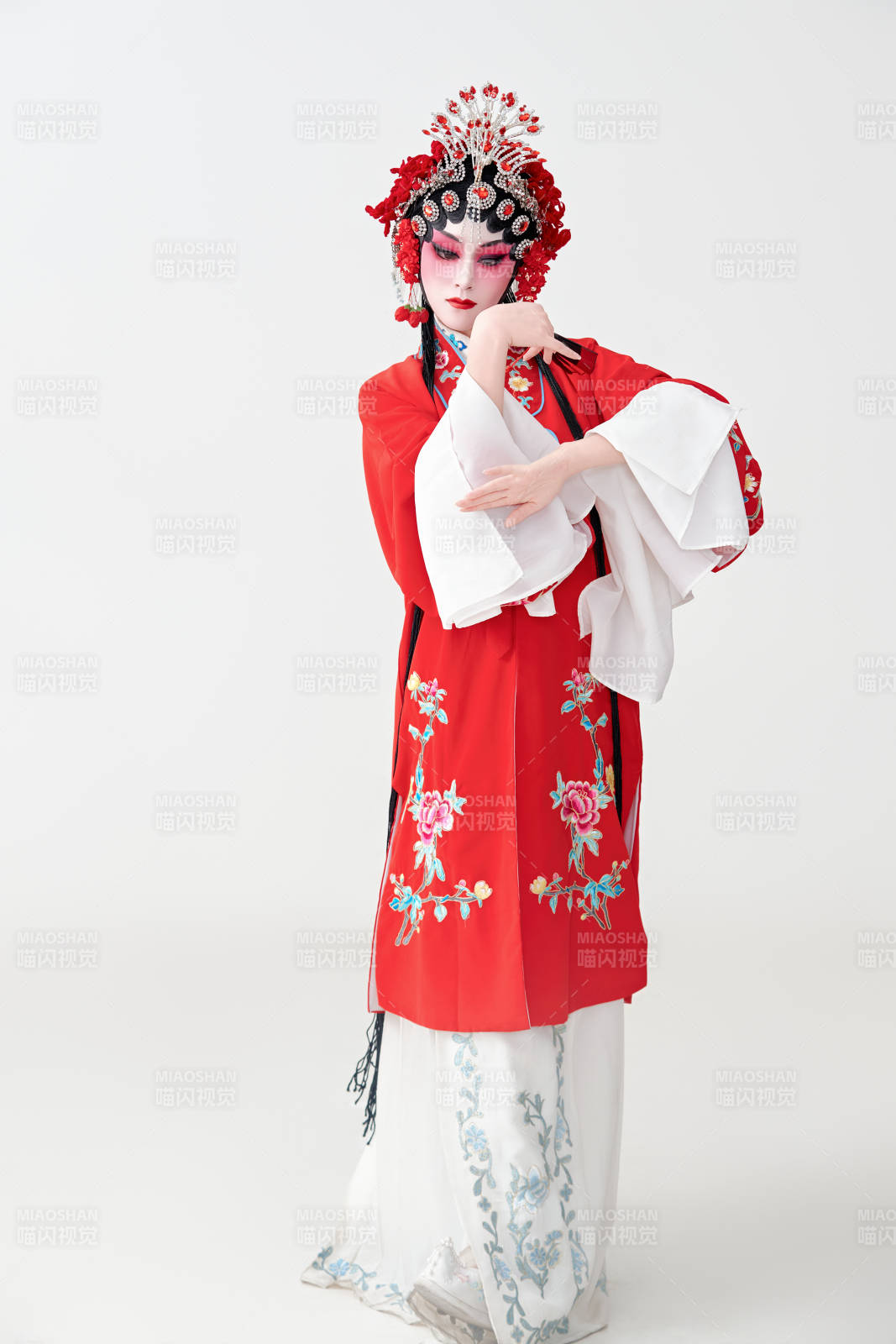 表演中国国粹京剧动作的红衣花旦女性演员图片