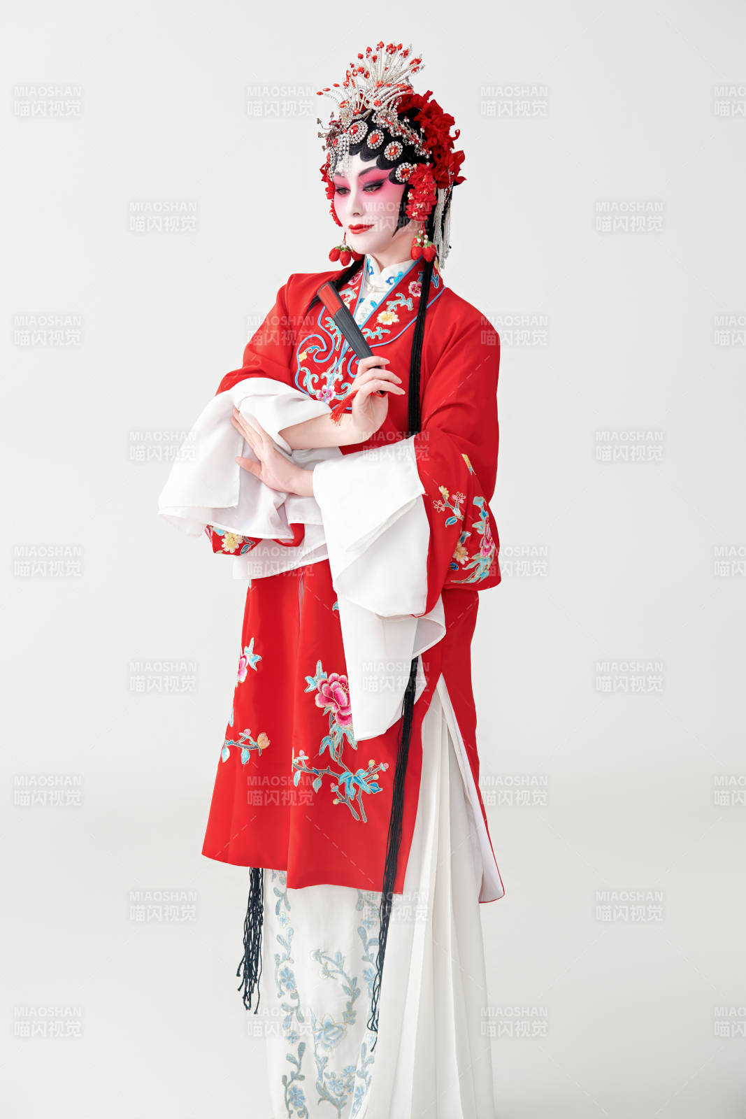 表演中国国粹京剧动作的红衣花旦女性演员图片