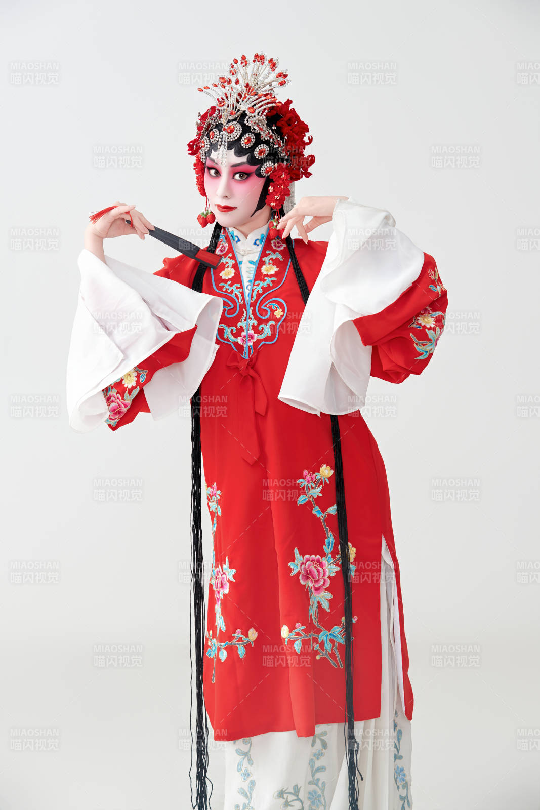 表演中国国粹京剧动作的红衣花旦女性演员图片