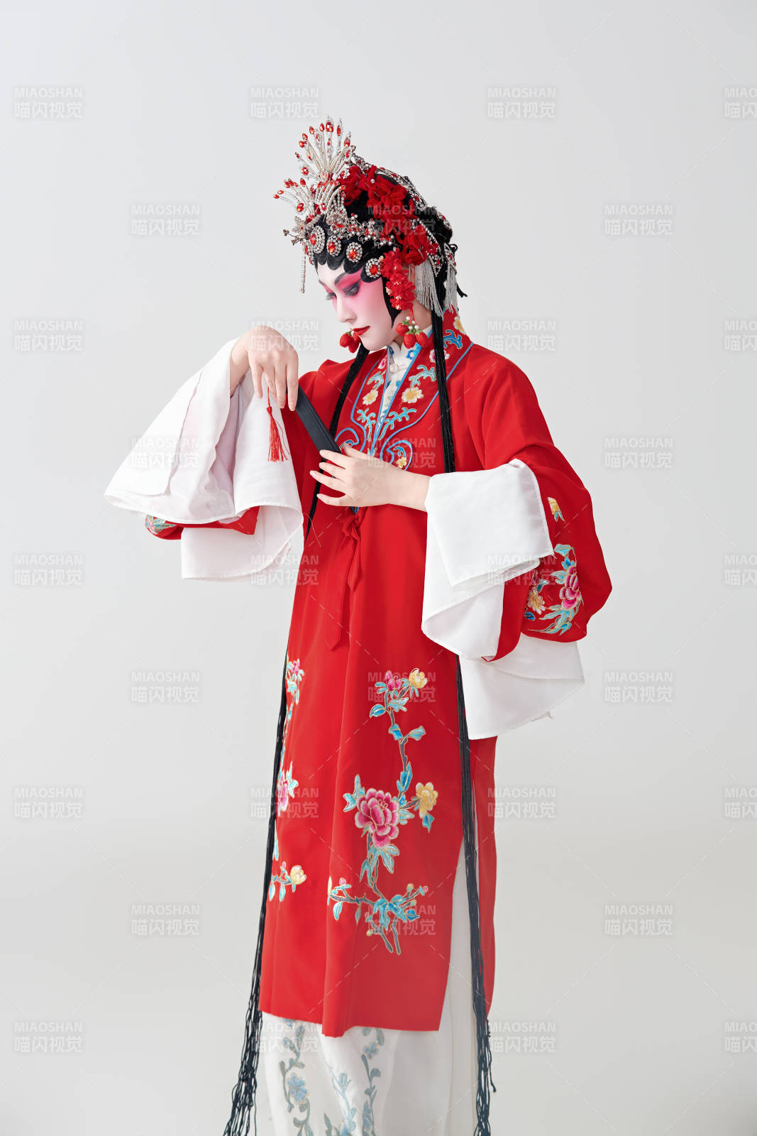 表演中国国粹京剧动作的红衣花旦女性演员图片