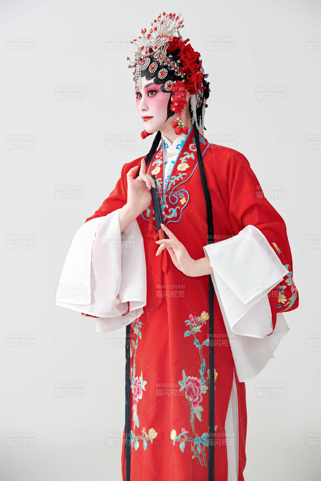 表演中国国粹京剧动作的红衣花旦女性演员图片