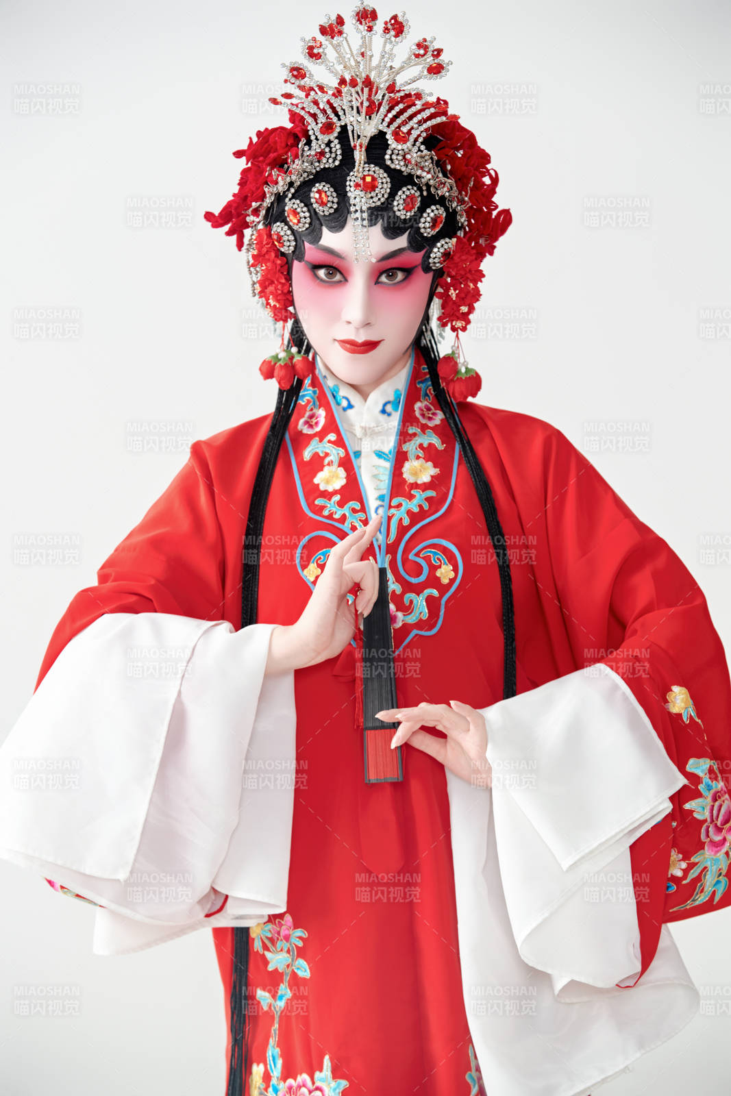 表演中国国粹京剧动作的红衣花旦女性演员图片