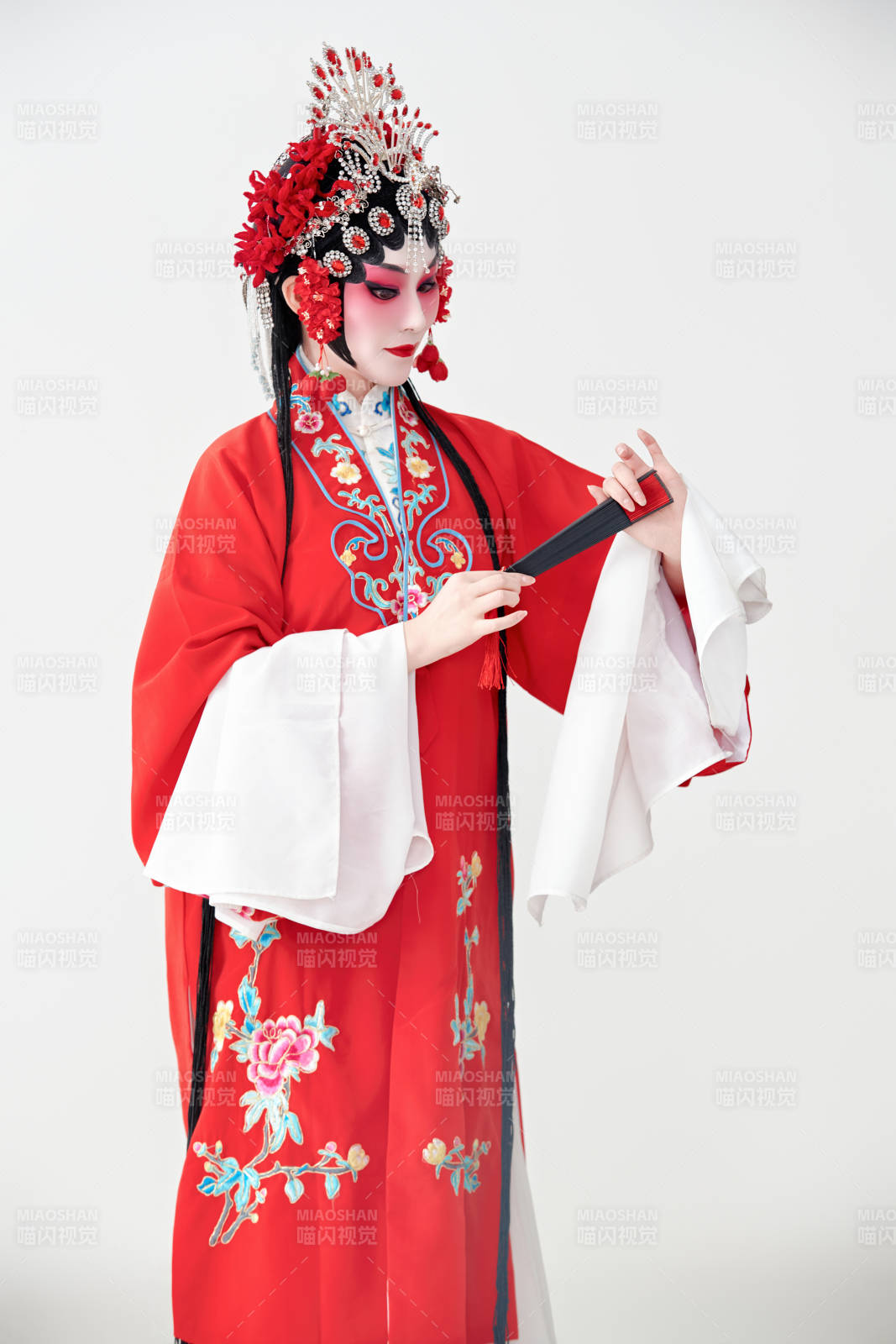 表演中国国粹京剧动作的红衣花旦女性演员图片