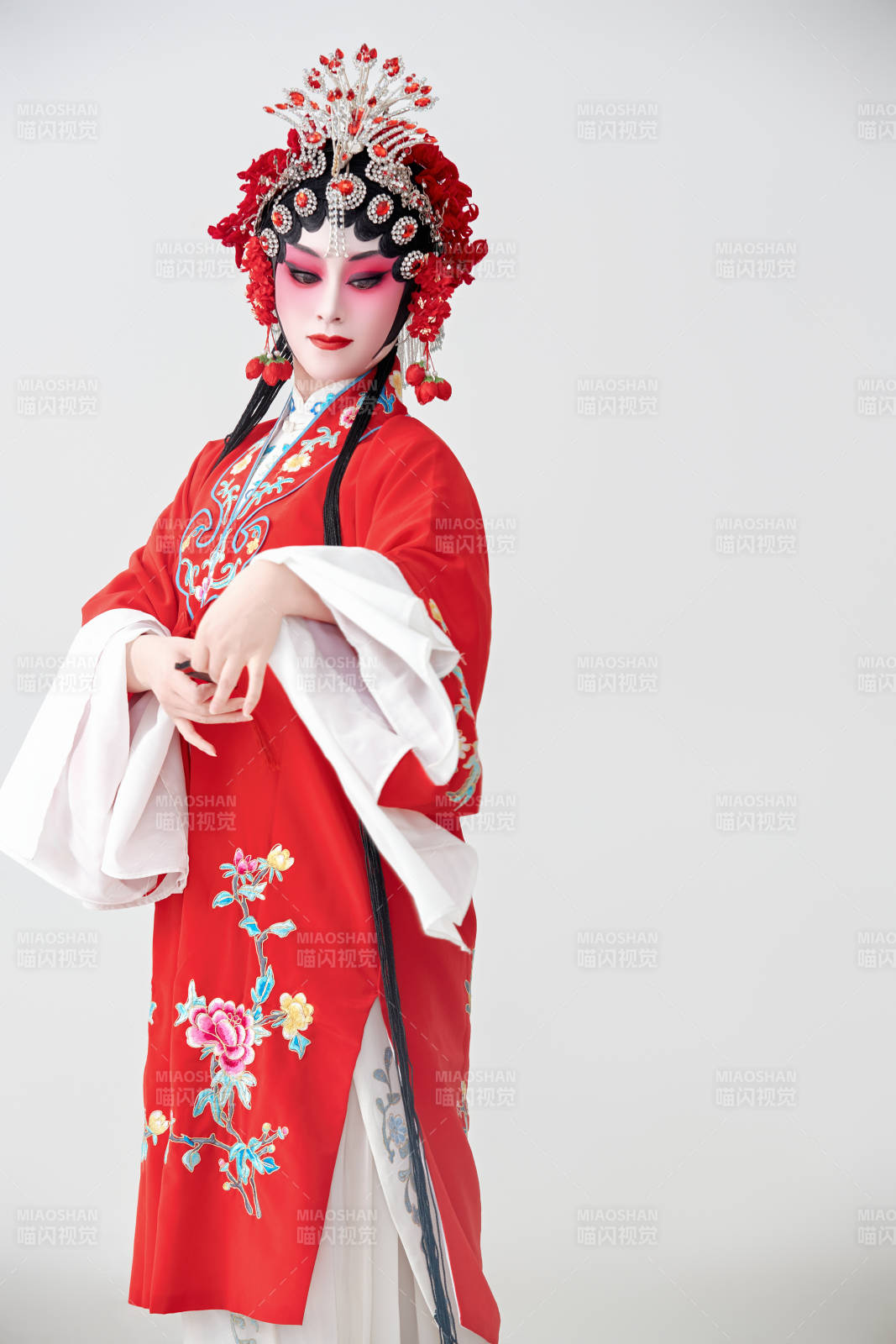 表演中国国粹京剧动作的红衣花旦女性演员图片