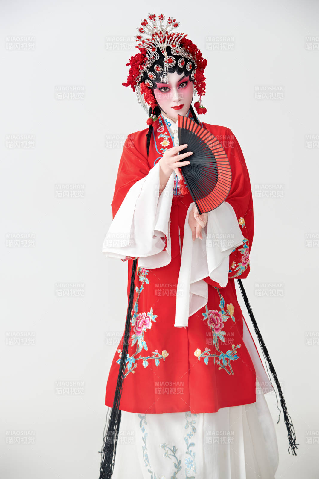 表演中国国粹京剧动作的红衣花旦女性演员图片