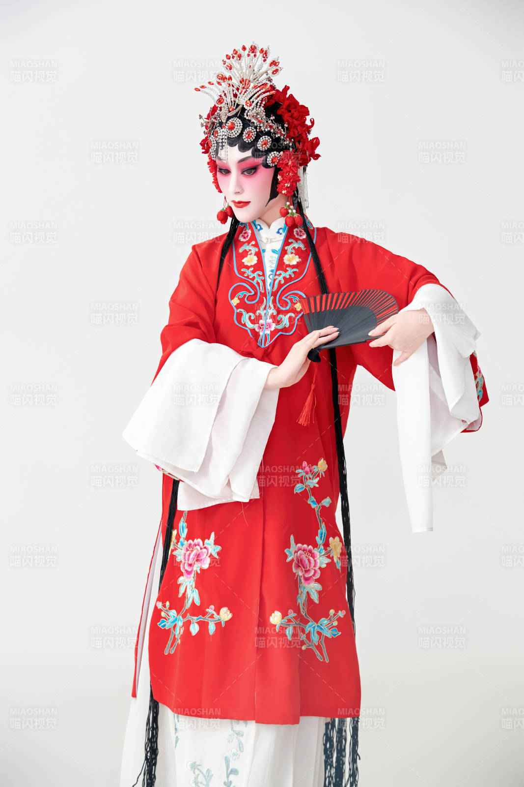 表演中国国粹京剧动作的红衣花旦女性演员图片