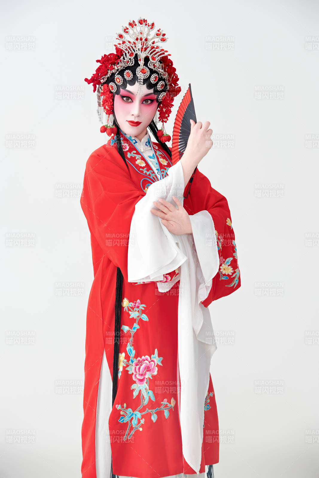 表演中国国粹京剧动作的红衣花旦女性演员图片