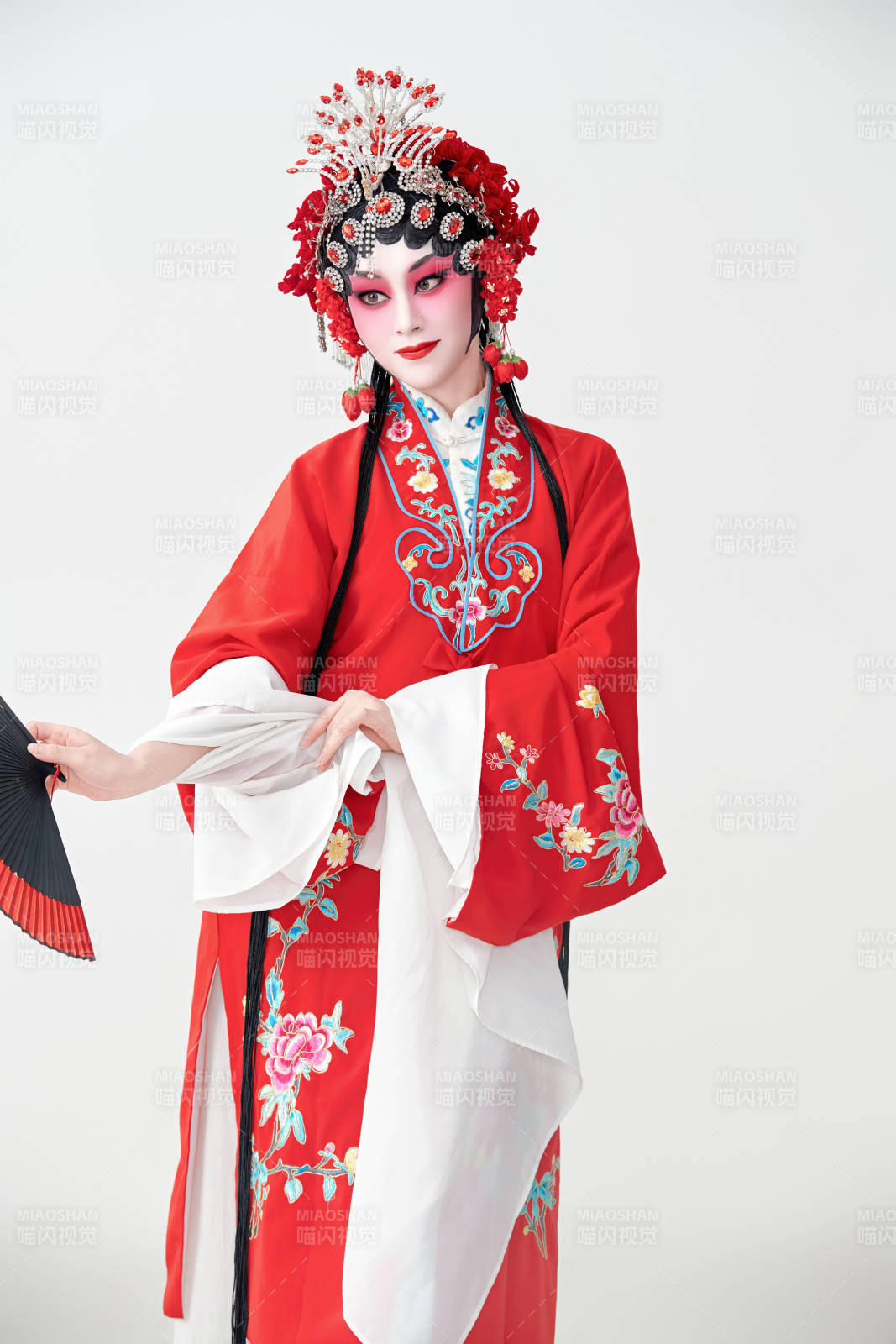 表演中国国粹京剧动作的红衣花旦女性演员图片