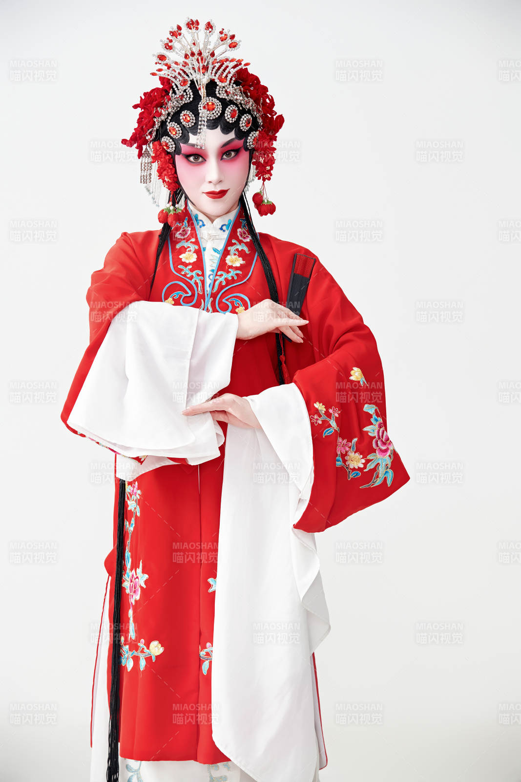 表演中国国粹京剧动作的红衣花旦女性演员图片