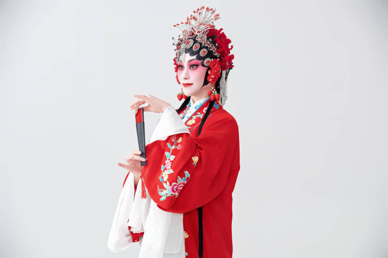 表演中国国粹京剧动作的红衣花旦女性演员图片