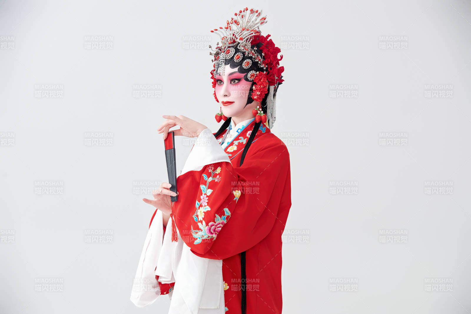 表演中国国粹京剧动作的红衣花旦女性演员图片