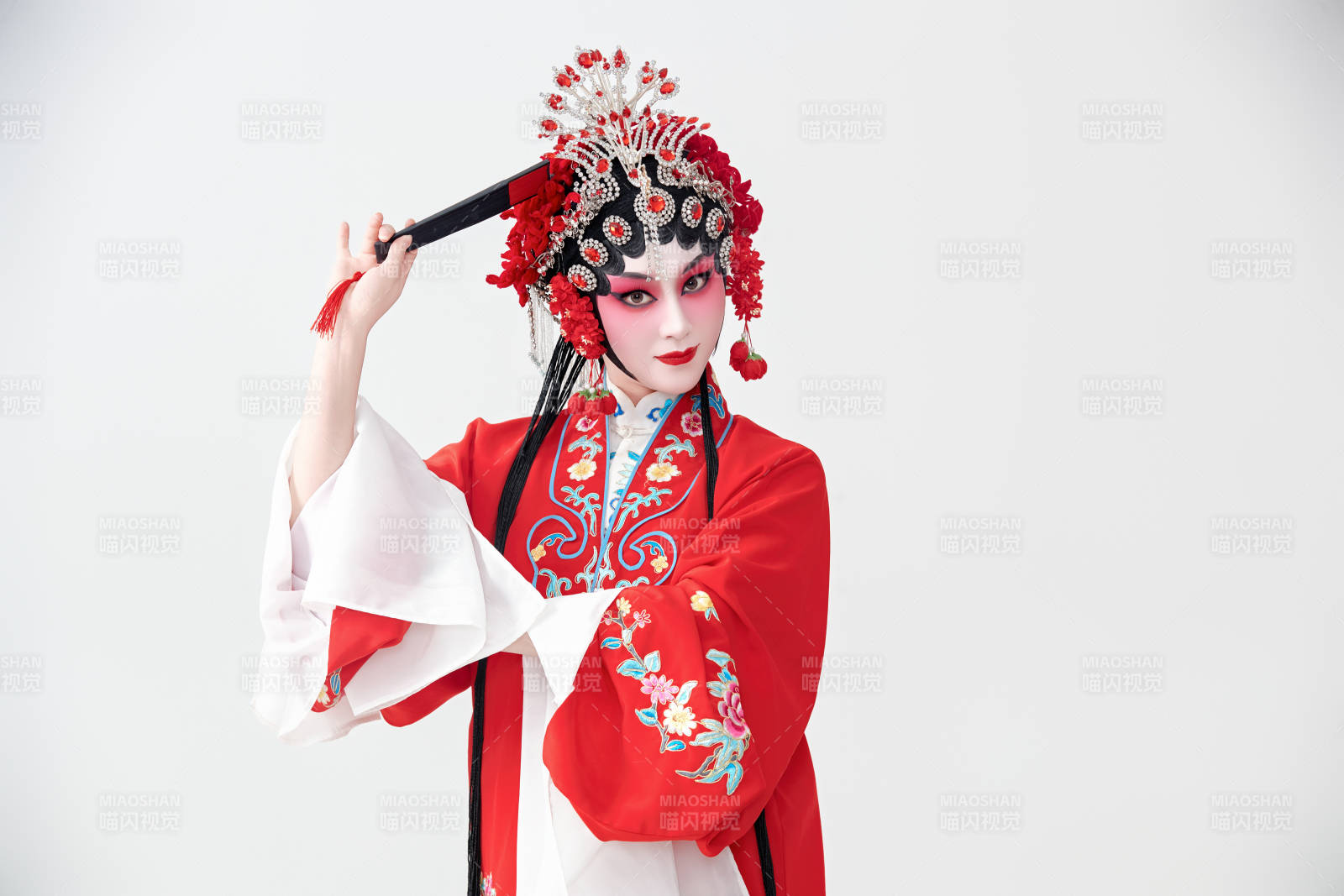 表演中国国粹京剧动作的红衣花旦女性演员图片