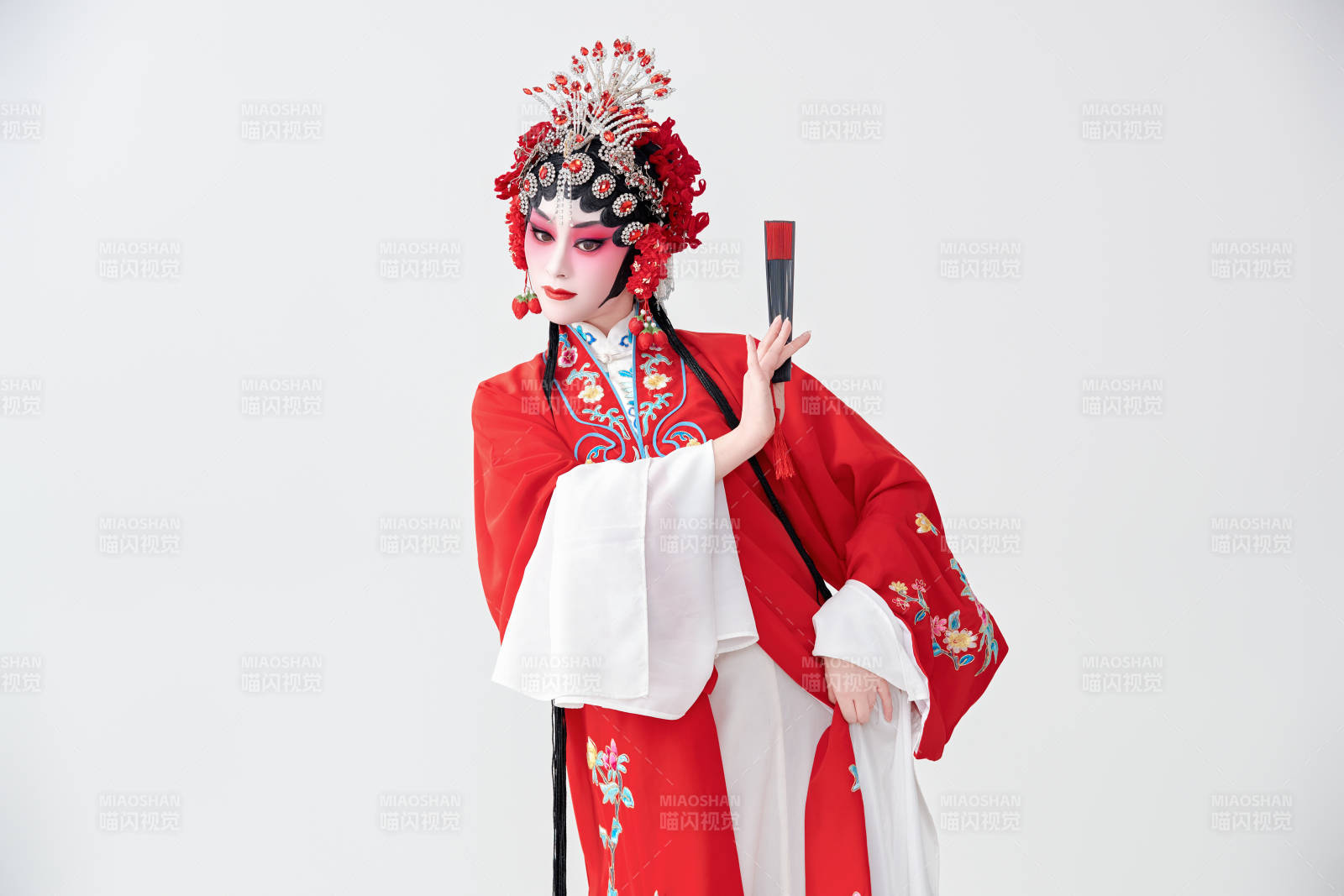 表演中国国粹京剧动作的红衣花旦女性演员图片