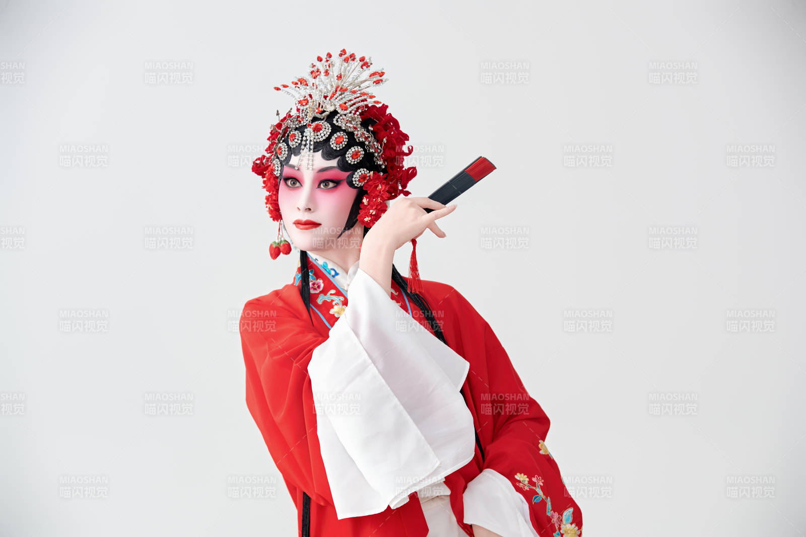 表演中国国粹京剧动作的红衣花旦女性演员图片