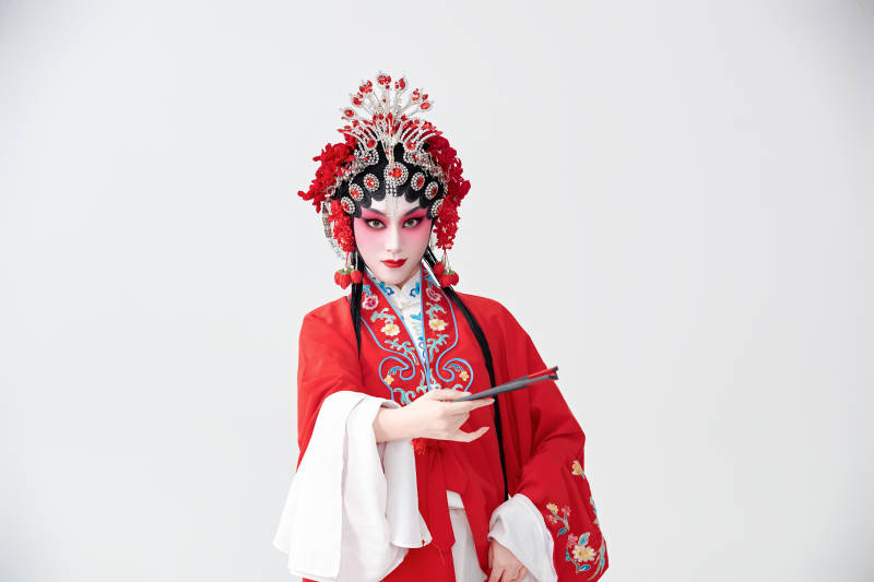 表演中国国粹京剧动作的红衣花旦女性演员图片