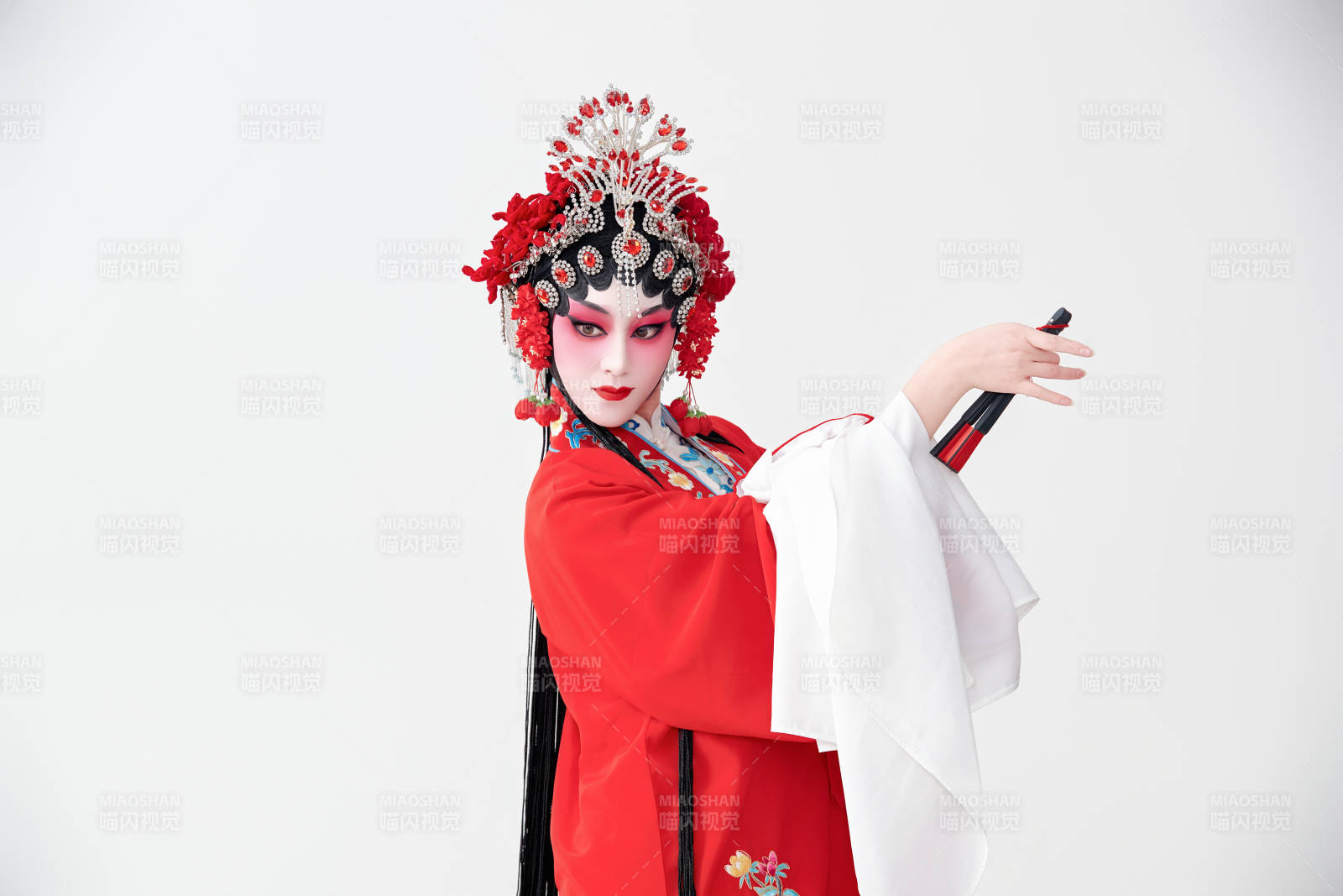 表演中国国粹京剧动作的红衣花旦女性演员图片