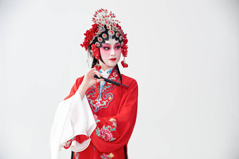 表演中国国粹京剧动作的红衣花旦女性演员图片