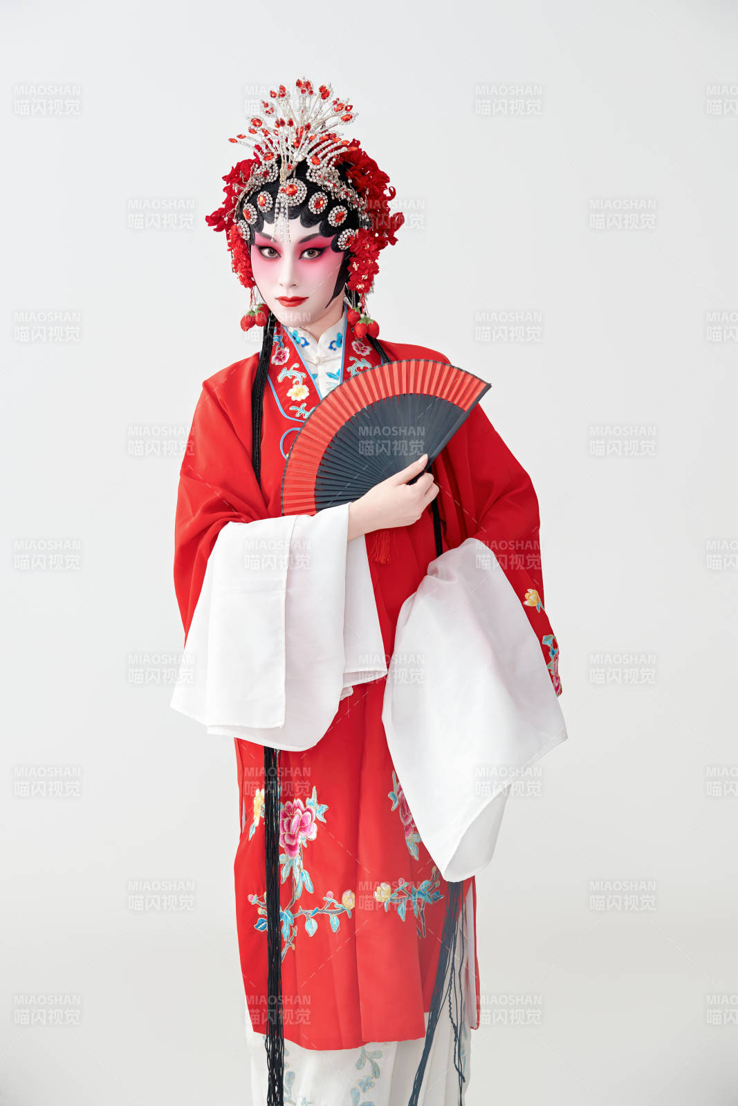 表演中国国粹京剧动作的红衣花旦女性演员图片