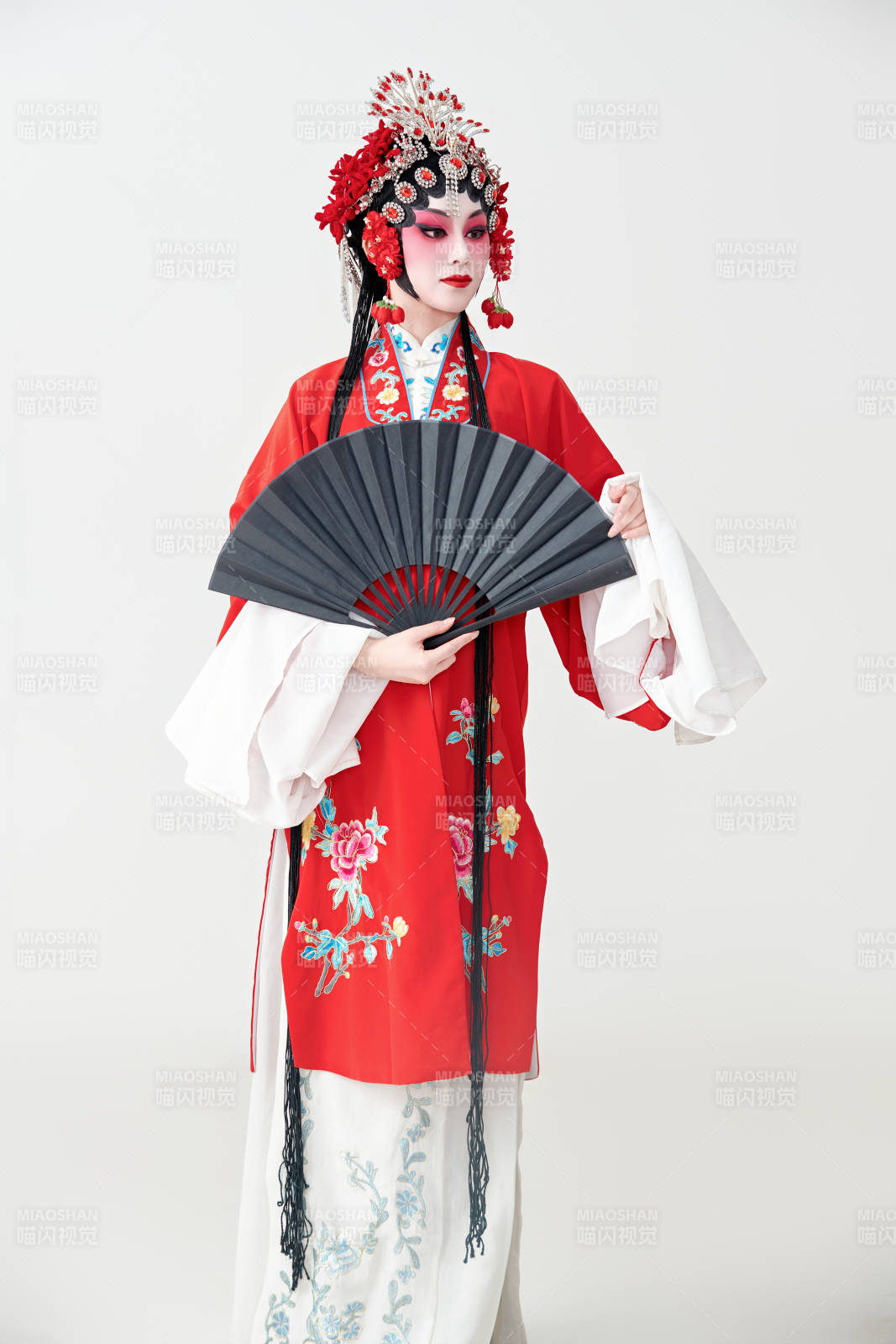 表演中国国粹京剧动作的红衣花旦女性演员图片