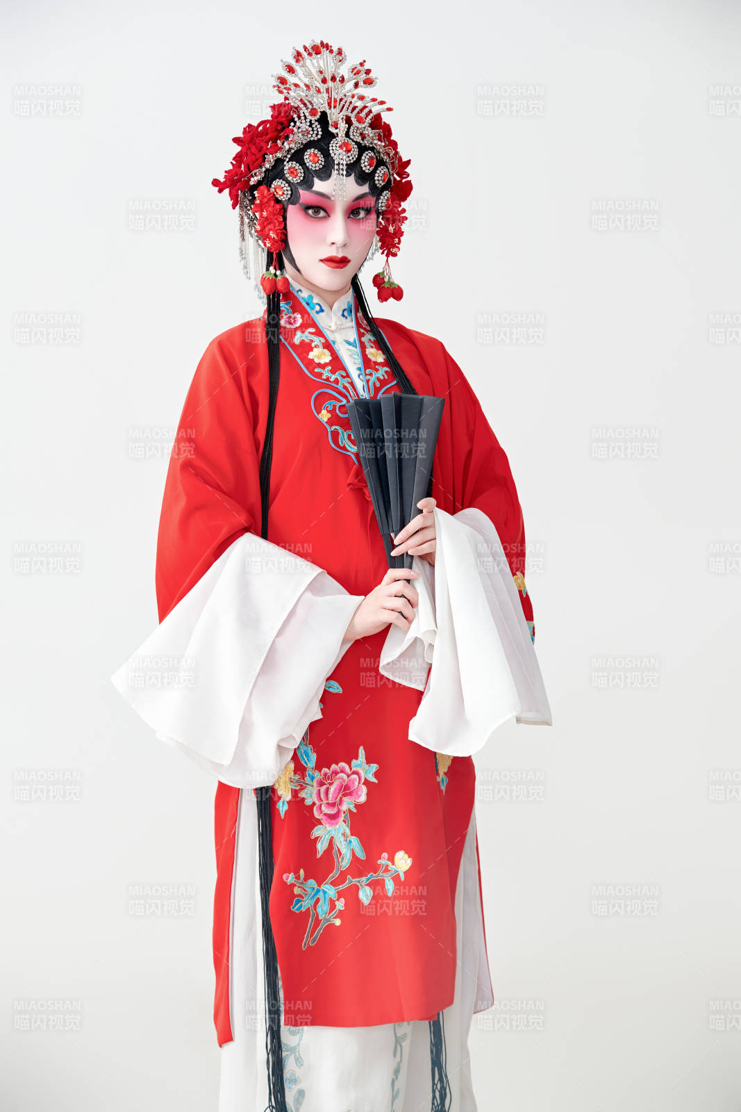 表演中国国粹京剧动作的红衣花旦女性演员图片