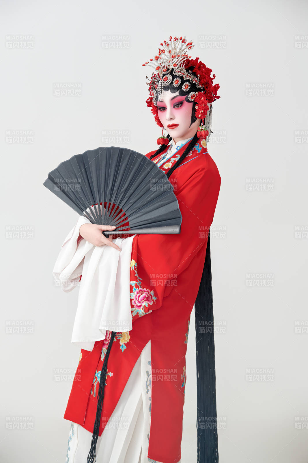 表演中国国粹京剧动作的红衣花旦女性演员图片