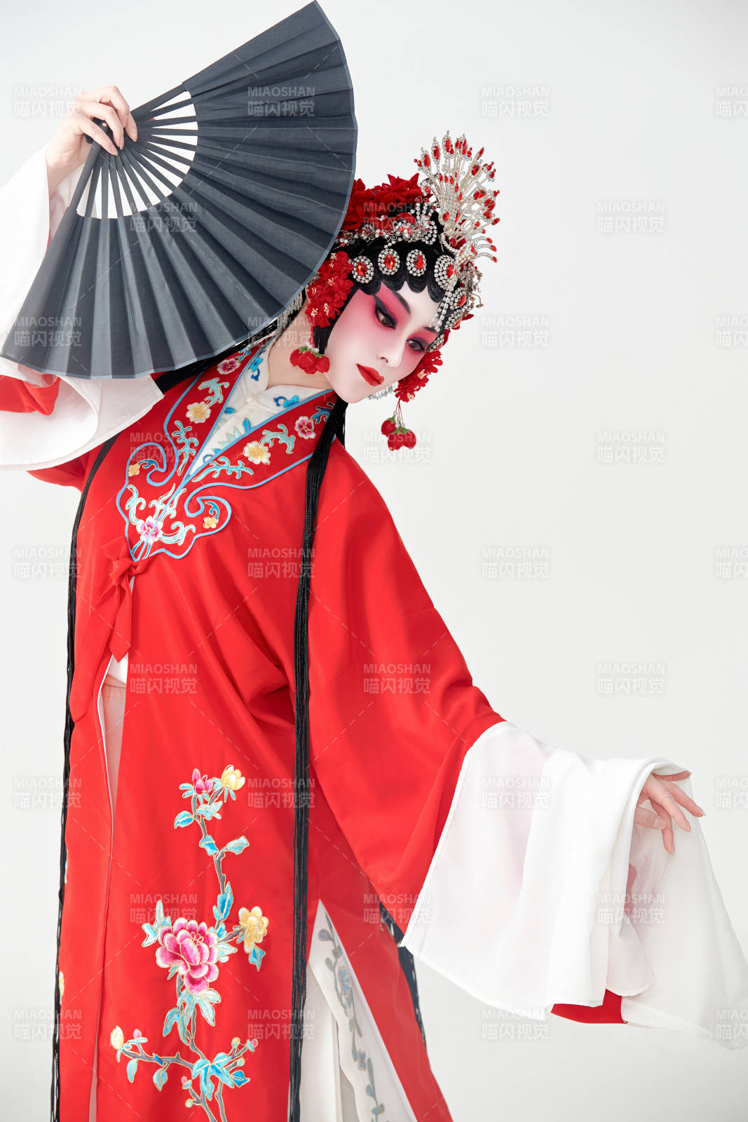 表演中国国粹京剧动作的红衣花旦女性演员图片