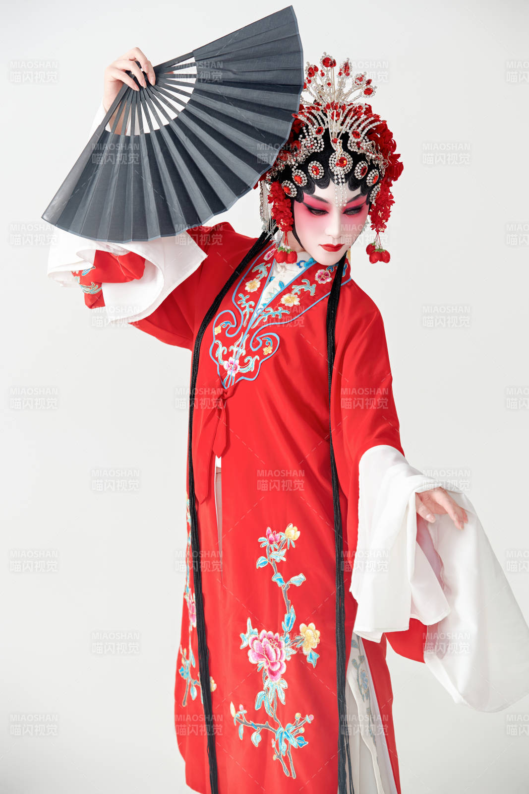 表演中国国粹京剧动作的红衣花旦女性演员图片