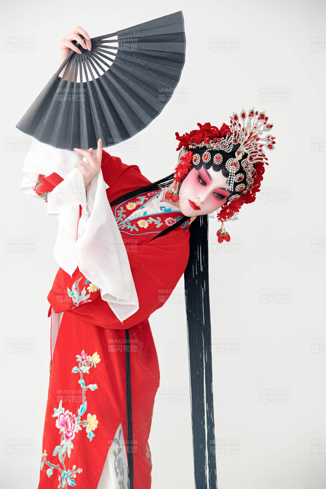 表演中国国粹京剧动作的红衣花旦女性演员图片