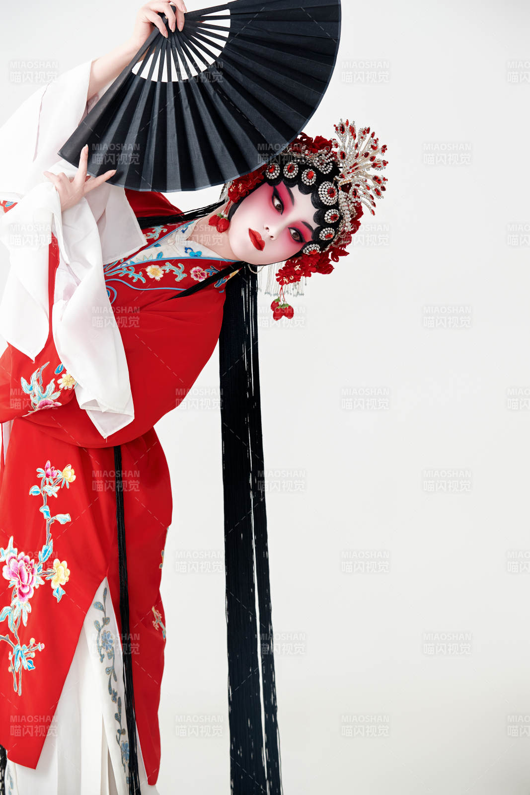 表演中国国粹京剧动作的红衣花旦女性演员图片