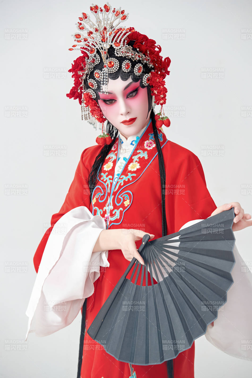 表演中国国粹京剧动作的红衣花旦女性演员图片