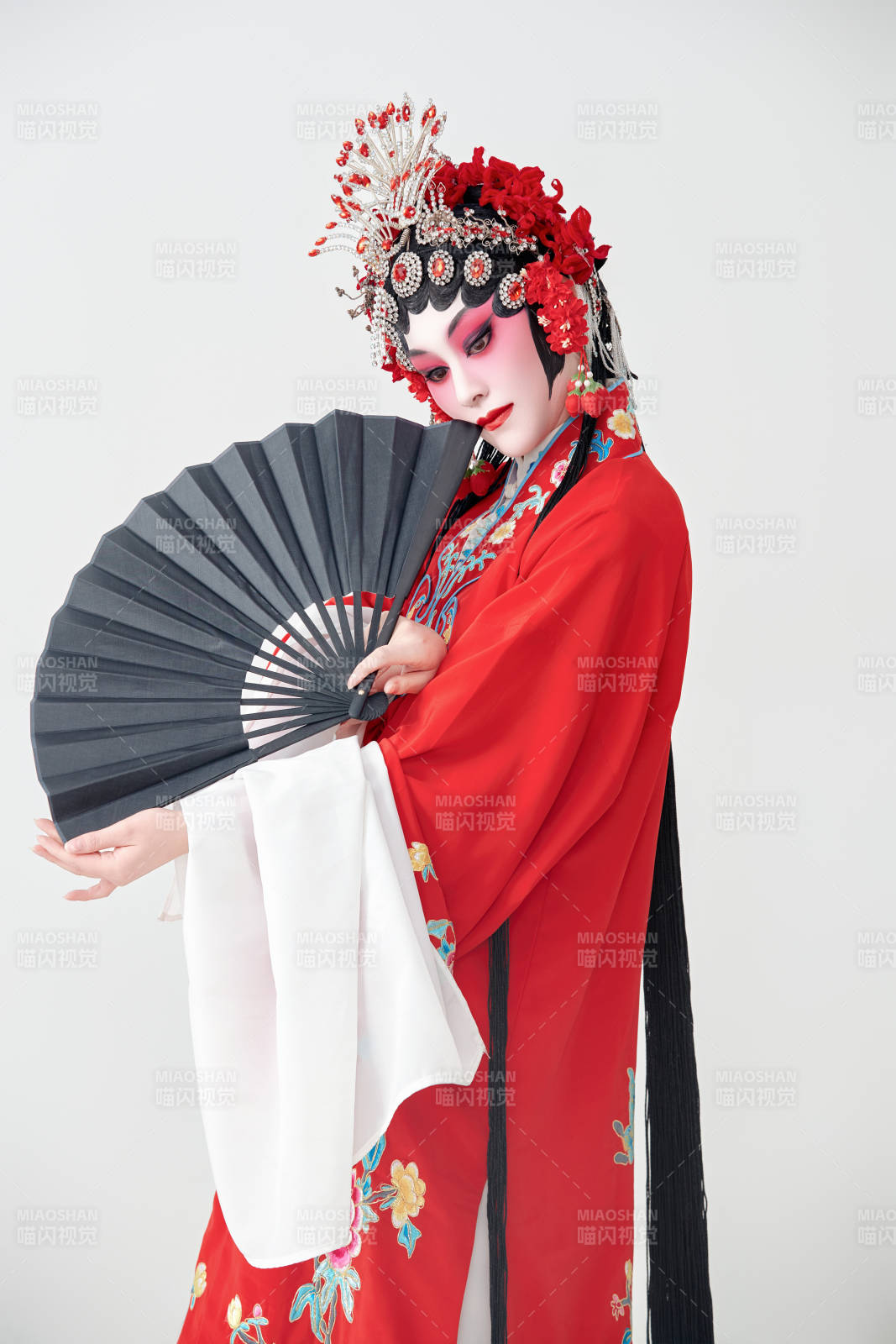 表演中国国粹京剧动作的红衣花旦女性演员图片