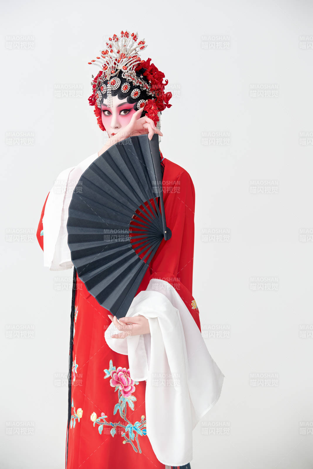 表演中国国粹京剧动作的红衣花旦女性演员图片