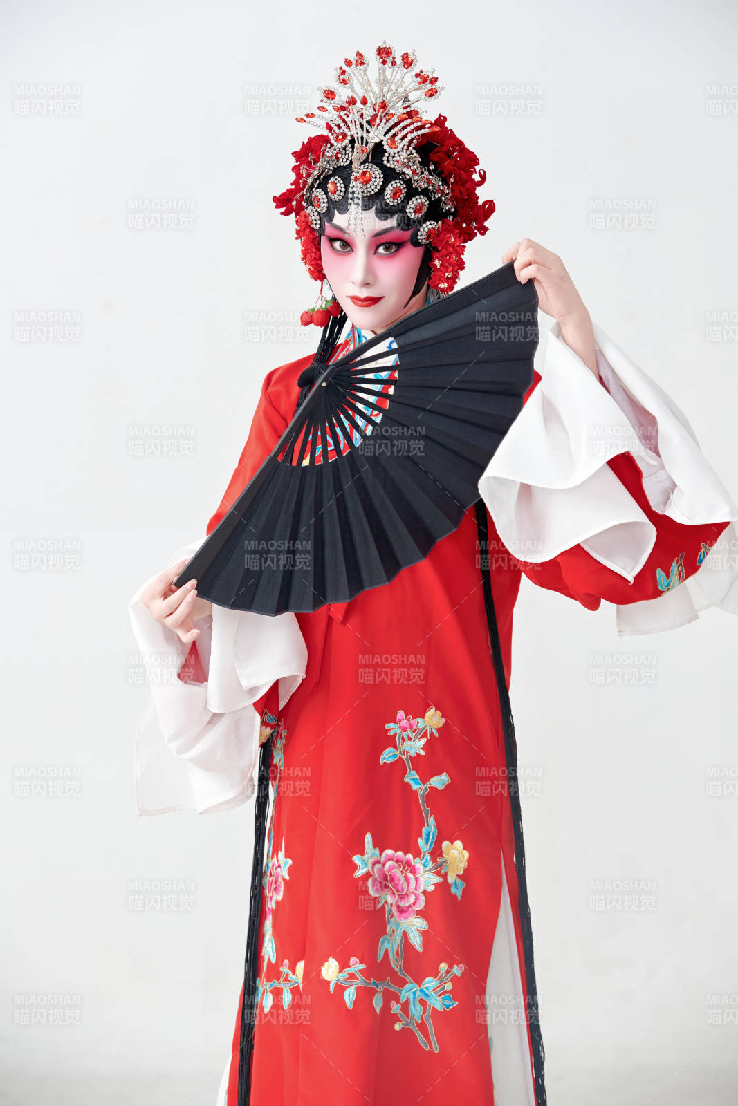 表演中国国粹京剧动作的红衣花旦女性演员图片