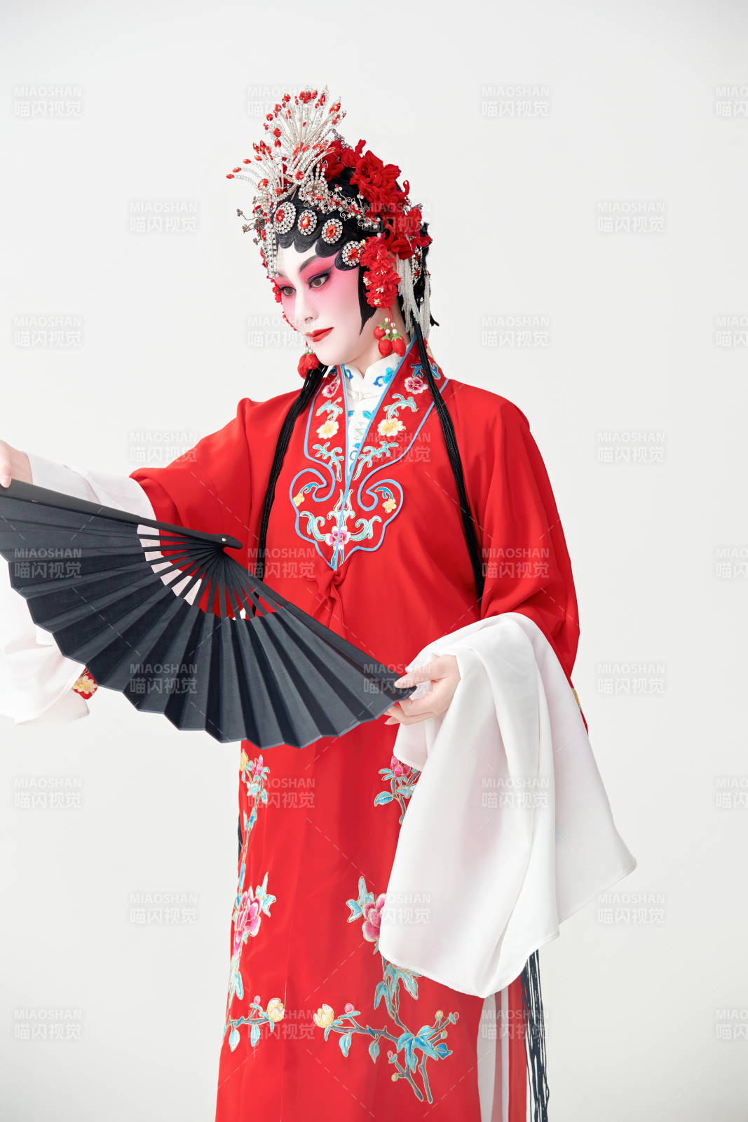 表演中国国粹京剧动作的红衣花旦女性演员图片