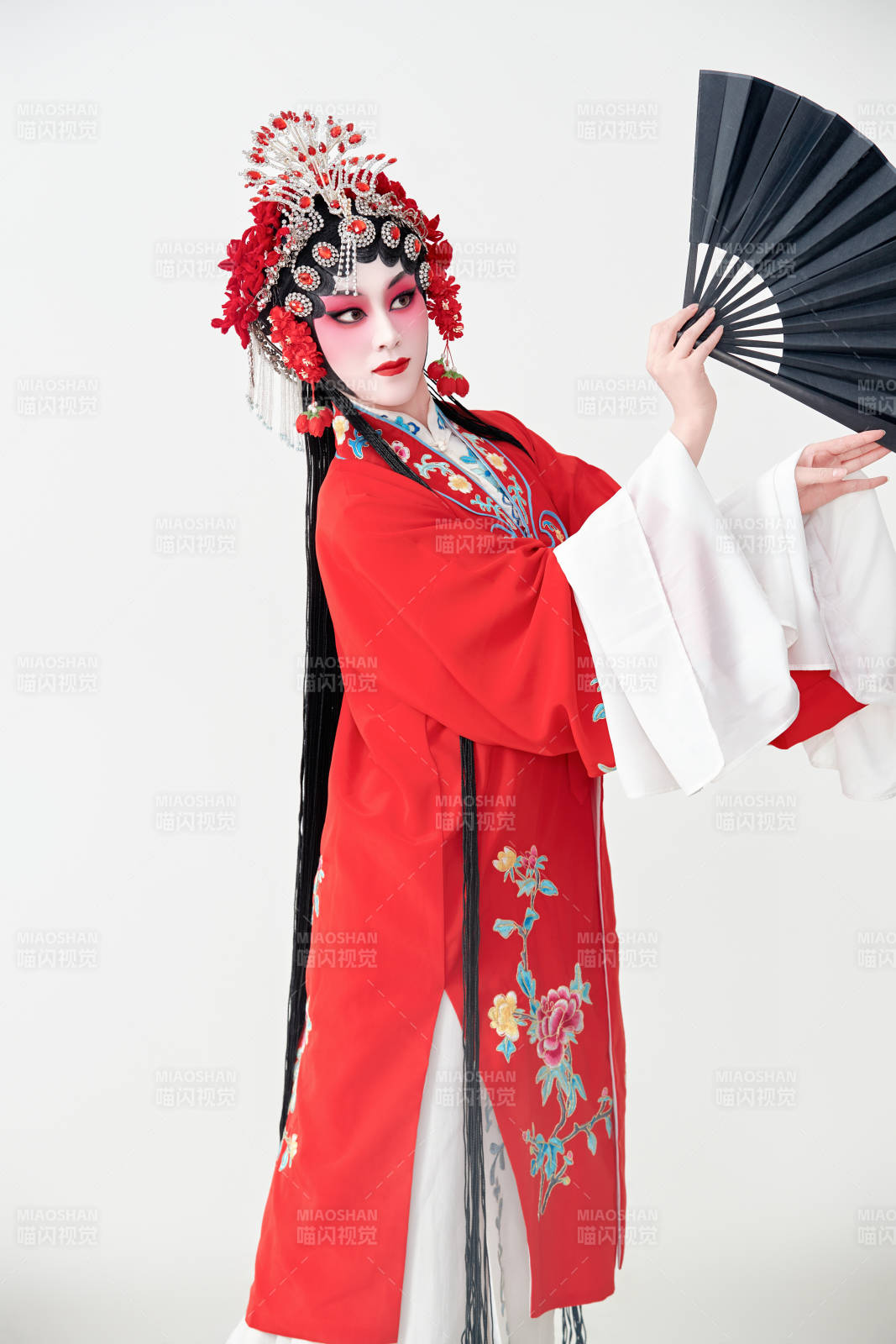 表演中国国粹京剧动作的红衣花旦女性演员图片